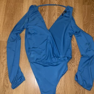 Body - Knappt använd, Jätte fin body som är V ringad både fram och bad och har öppningar i armarna! ♡