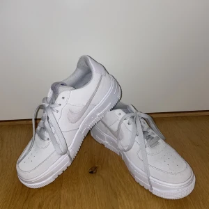 Nike air force - Ljus beige/gråa Nike air forces. Väldigt snygga och sköna men kommer inte till användning. Använda en gång men ser ut som nya. Storlek 38.5. Nypris 1349 kr. Köparen står för frakten☺️