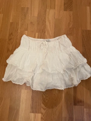 Pull and bear kjol - Otroligt fin somrig kjol med byxor inuti från pull and bear i storleken S. Fint skick kan behövas strykas lite men inga fläckar oså.