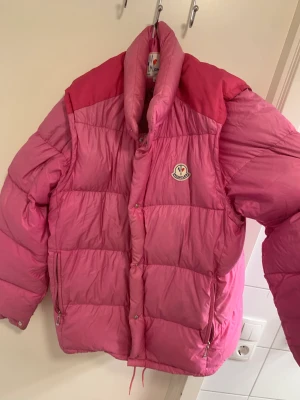 Moncler vintage  - En vintage rosa moncler jacka där man kan ta av och sätta på armarna genom blixtlås, så man kan både anvönde den som jacka och väst 