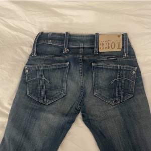 Säljer dessa jättefina lågmidjade jeans som jag köpte på Plick men tyvärr inte passade mig🤍 (Lånade bilder från förra ägaren)