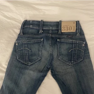 G-star jeans - Säljer dessa jättefina lågmidjade jeans som jag köpte på Plick men tyvärr inte passade mig🤍 (Lånade bilder från förra ägaren)