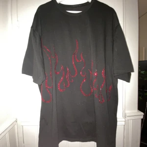 Oversized tee and shorts set with red rhinestones - Svarta shorts och tshirt oversized Billie Eilish vibe med röda rhinestones som skiner fint på bild och i solen. Storlek S men är oversized 