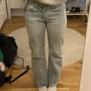 Säljer dessa lågmidjade jeans som jag har köpt second hand. Lite för stora för mig som vanligtvis har storlek S, bra skick 💓