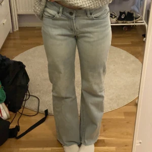 Lågmidjade jeans  - Säljer dessa lågmidjade jeans som jag har köpt second hand. Lite för stora för mig som vanligtvis har storlek S, bra skick 💓