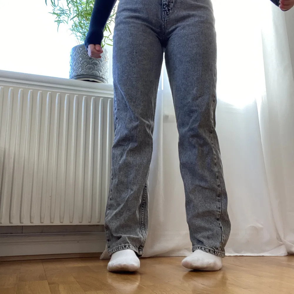 säljer dessa jeansen ifrån junkyard i modellen straight! Dom är i storleken XS men passar mig som är S! orginalpriset är 500kr men jag säljer dem för 250kr💓 . Jeans & Byxor.