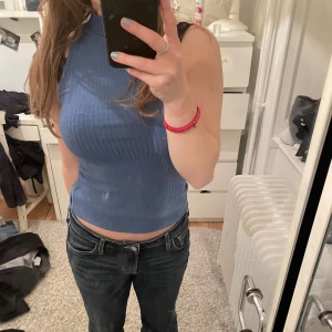 Blå topp - Fint ribbat linne i jättefin blå färg💙