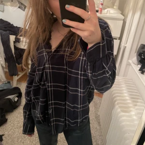 Flanellskjorta  - Mörkblå flanellskjorta, så mjukt och skönt material! Oanvänd🤍