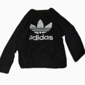 en skön adidas tröja ändå bra skick men trycket är lite borta som en ser på bilderna. Jag är kort och den är oversized på mig. Skulle gissa på medium/Small 