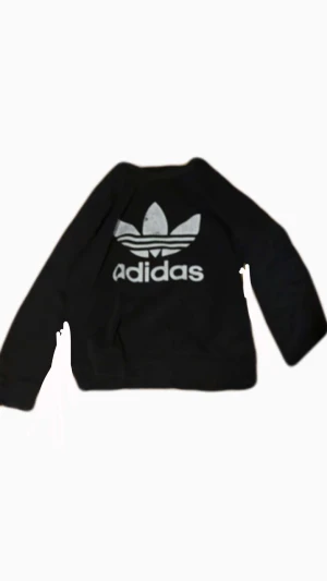 adidas tjocktröja - en skön adidas tröja ändå bra skick men trycket är lite borta som en ser på bilderna. Jag är kort och den är oversized på mig. Skulle gissa på medium/Small 