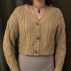 Pacific Republic tröja - Den stickade tröjan är från Pacific Republic, Pull&Bear och är storlek S (men naturligt oversized). Använd förut men tröjan har inga spår av att vara använd. 