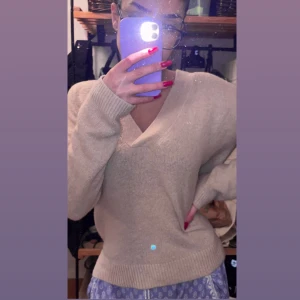 Stickad tröja - Stickad tröja med slits på sidorna, i nyskick. Storlek Xs men skulle säga att den även passar S/M då den är rätt stor i storleken 