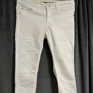 Jeans - Jeans från Bik Bok. Använd fåtal gånger. Jeansen är i bra skick. Storlek L. Pris kan diskuteras.  Köparen står för frakten. Betalning sker via Swish.