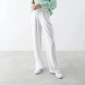 Linnebyxor - Ett par jätte fina linnebyxor från Gina Young. Dem är i storlek 134-140 men dem passar som 152