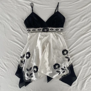 Y2K linne  - Såå snyggt linne. Justerbara band. Tråden har gått upp på vissa ställen fram och bak så några pärlor har åkt av (bild 3), så därav priset (dm för fler bilder). Köps via Swish eller köp nu 💋