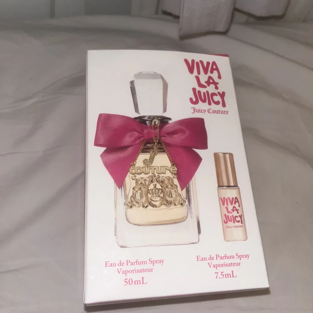 Helt ny ”viva la juicy” parfym gift kit, i paketet ingår en miniversion av parfymen som passar perfekt att ha med överallt! nypris 715kr FRAKT 50kr. Övrigt.