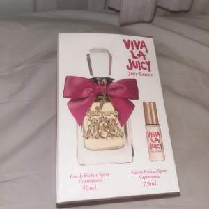 Helt ny ”viva la juicy” parfym gift kit, i paketet ingår en miniversion av parfymen som passar perfekt att ha med överallt! nypris 715kr FRAKT 50kr