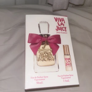 juicy couture parfym - Helt ny ”viva la juicy” parfym gift kit, i paketet ingår en miniversion av parfymen som passar perfekt att ha med överallt! nypris 715kr FRAKT 50kr