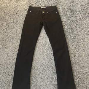 Ett par raka lågmidjade jeans ifrån acne köpta secondhand. Jag har sprättat sömarna längst ner i benen för att göra dem lite längre och dem passar perfekt i längd på mig som är 166 men skulle tro att de även passar kortare. Passar xs står 27/32