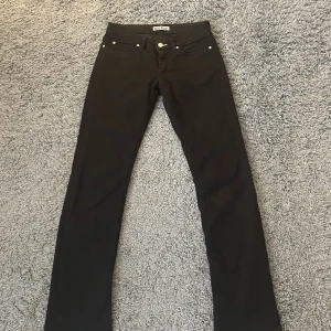 Lågmidjade acne jeans - Ett par raka lågmidjade jeans ifrån acne köpta secondhand. Jag har sprättat sömarna längst ner i benen för att göra dem lite längre och dem passar perfekt i längd på mig som är 166 men skulle tro att de även passar kortare. Passar xs står 27/32