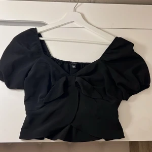 Svart topp  - En gullig svart topp perfekt till sommaren💗skicket är 10/10 och den passar S