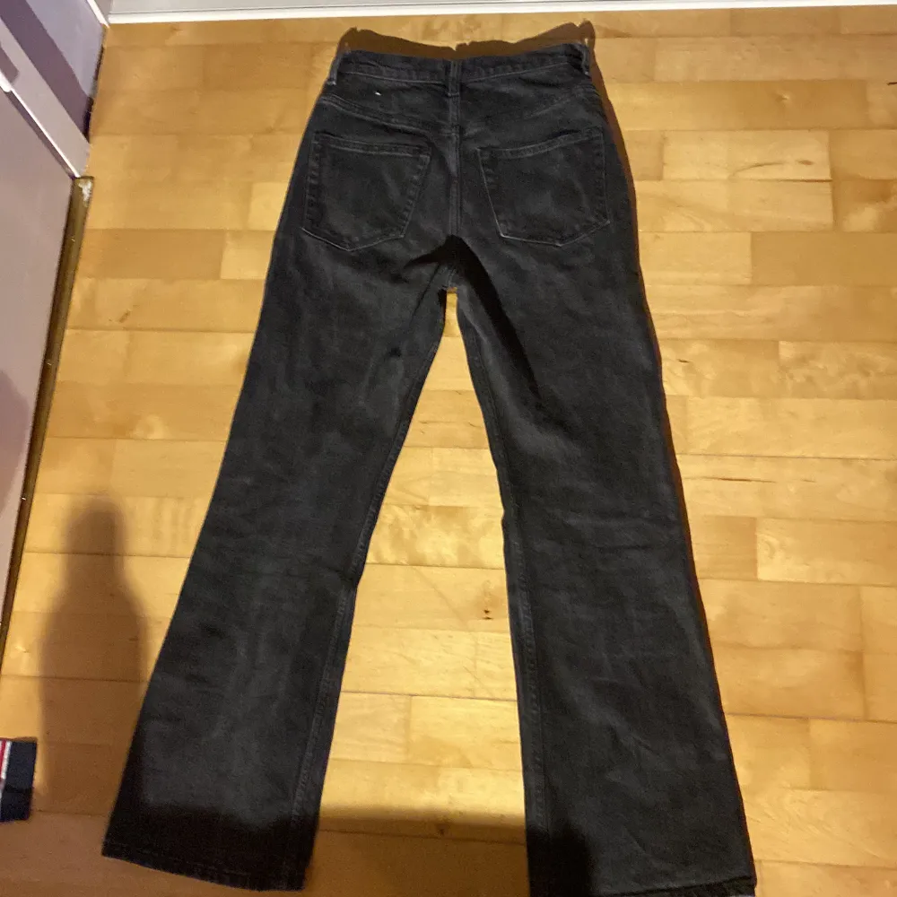 Jag har bara använt högs 5 gånger för de var för korta. De är högmidjade jeans i svart. Ordinarie pris 790 kr. Jeans & Byxor.