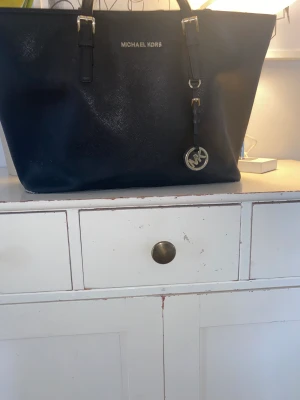 Michael kors väska - Säljer denna Michael kors väskan, den är hel men lite sliten vid handtaget. Kontakta mig så skickar jag fler bilder om så önskas:))Kommer skickas direkt den är såld💓💓