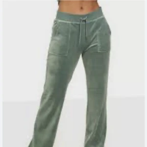 Gröna juicy byxor - Säljer denna fina juicy byxor i storlek M Bra skick