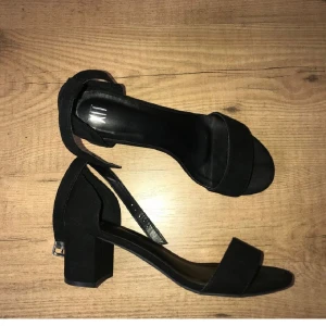 Klackskor  - Köpta för 399 på dinsko. Ungefär 4-5 cm klack, bekväma och enkla att gå i eftersom klacken är bred! Eventuell frakt tillkommer