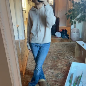 Stickad hoodie - Säljer denna jättepopulära stickade hoodien från Lindex! Den är slutsåld överallt. Jag har bara använt den 2 ggr så den är i nyskick❤️