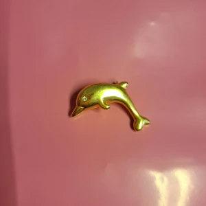 Delfin-Brosch🌞 - Hej 🌞 Här har jag en fin brosch, Delfin, guldfärgat med en liten bling i ögat🌞 Aldrig använd 🌞 storlek är ca 2 cm🌞 Endast vanlig Swish då jag har för frankerade postpåsar hemma 🌞 vid frågor kontakta mig 🌞 Anki 