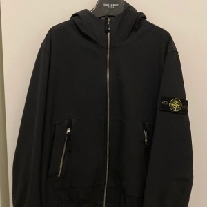 Stone island Softshell Light-R - Säljer min Stone island Light Soft Shell-R jacka då den ej används längre  Storlek XL men passar någon med L/M Pris 2500 + Frakt / meet-up i Malmö