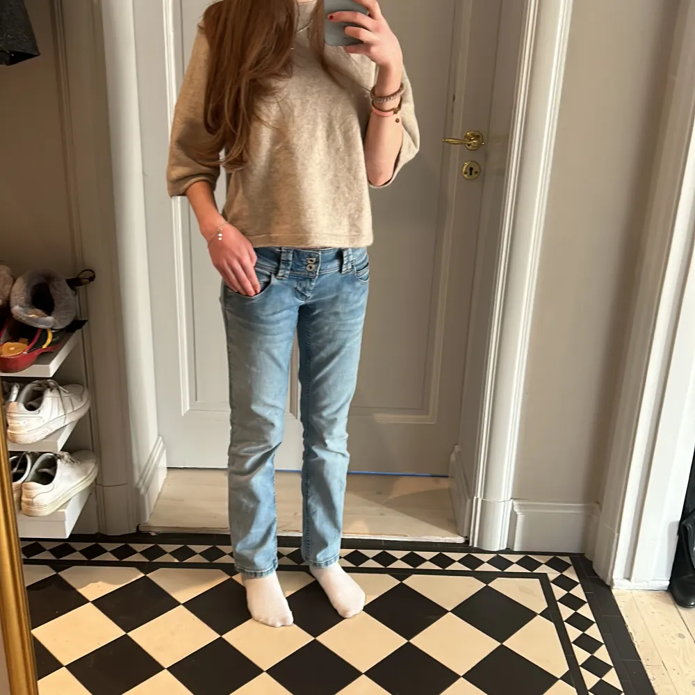 Intressekoll på mina fina Peppe jeans! Toppen sick och ser inte andvänta ut. Nypris 1000kr. Jeans & Byxor.