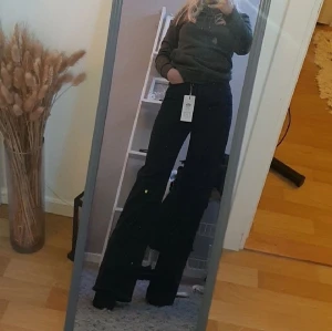 Utsvängda jeans - Super fina helt oanvända utsvängda jeans i storlek 25/"34 vilket är xs/s Säljes pga att de är för små på mej.