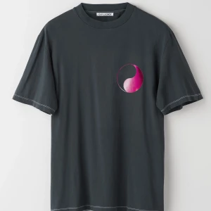 OUR LEGACY WORK SHOP - OUR LEGACY WORK SHOP GABRIO BINI  Storlek 50 (motsvarar en M/L) 100% bomull  Använd en gång, tvättad en gång. Som ny.   600kr inklusive frakt  Skickar med PostNord Spårbart