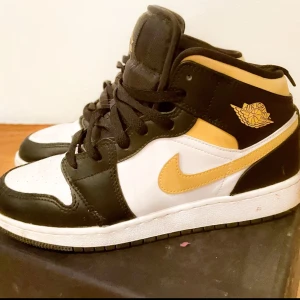 Air jordan 1 Mid Whiteboarden ”Pollen Black” - Säljer dessa Jordans då den inte kommer till användning längre. Använda ett fåtal gånger och dem ser ut som nya💛 Tvättas och putsas innan jag skickar iväg dem❤️‍🔥 NYPRIS: 3100