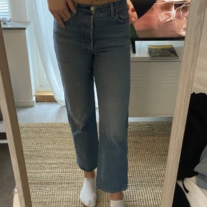 Levis jeans - Blåa Levis jeans i strl waist 29. Nypris 1200kr. Bra skick.
