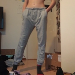 Mjukis byxa  - Gråa mjukisar storlek S passar i längd 150-160 