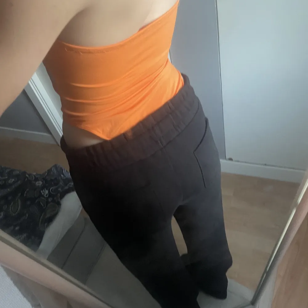 Helt oanvänd orange body från Zara. Med snöre runt halsen och fina detaljer vid bröstkorgen . Toppar.