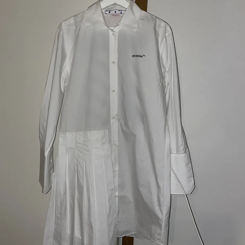Säljer denna supersnygga vita skjortklänningen från Off-White. Den köptes förra våren ca €740 i Paris i deras butik. Klänningen är utan brister & skärp medföljer. På insidan finns en barkod som man kan kontrollera produktens ”Authenticity”. . Klänningar.