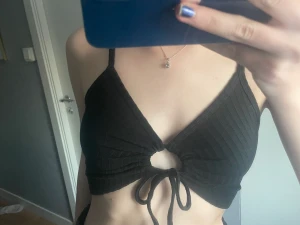 Topp - Svart topp från hm med knytning. Oanvänd 