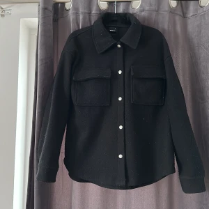 Jacka  - Höst/ vårjacka ifrån Gina Tricot, strl S. Den är använd lite men blivit nopprig av tvätt. Men inget fel på den i övrigt 