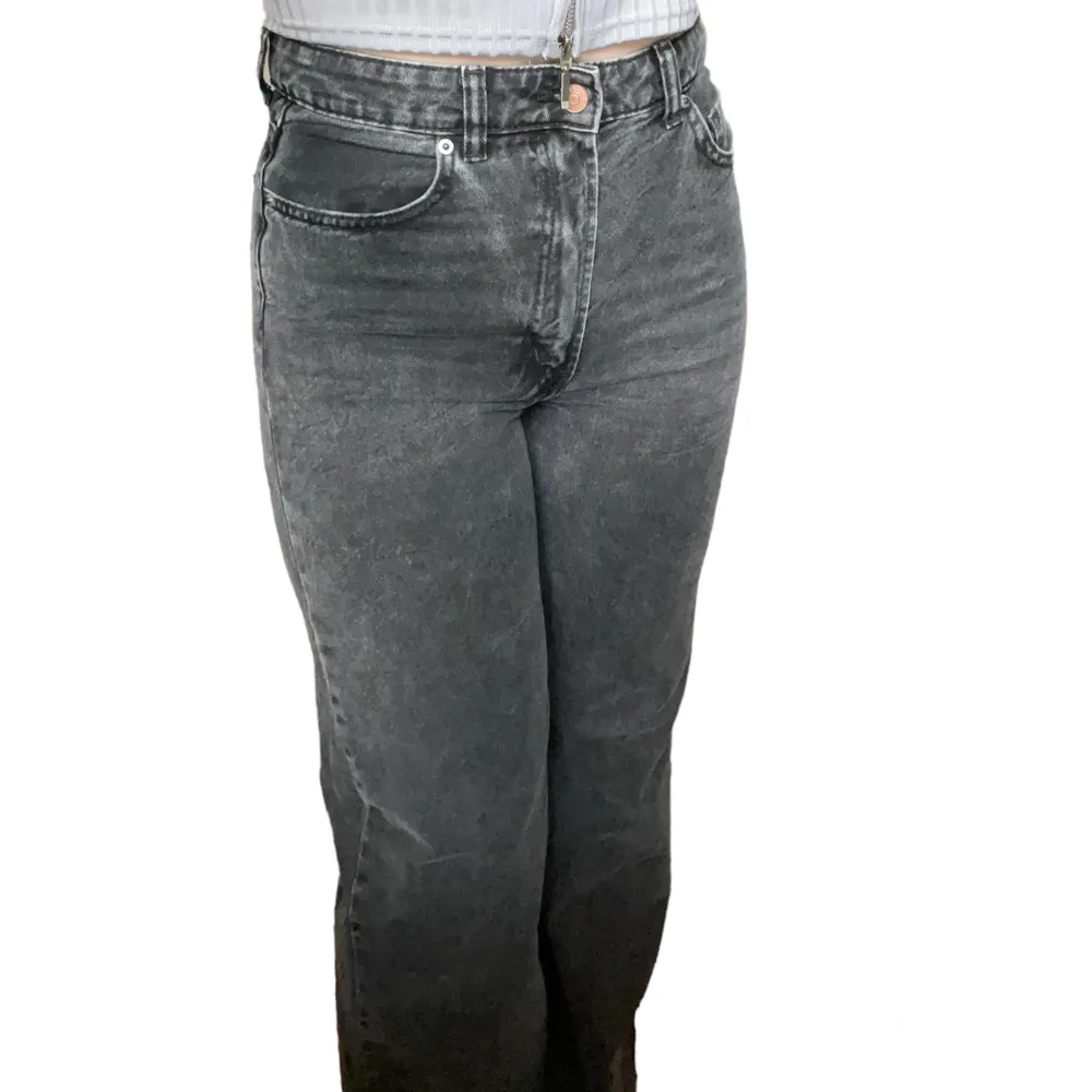 Fina vida jeans i perfekt skick :) i lite vintage stil, passar till allt och bra plagg att ha i garderoben! Säljer även toppen och exakt likadana jeans men i mörkblå :) i storlek 38. Jeans & Byxor.