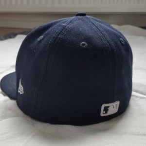 Fitted keps - Säljer en 59fifty keps för den är för stor för mig. storlek 55,8 cm. 9/10 skick. Köpt för 529kr