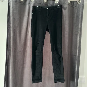 Jeans  - Svarta jeans ifrån Cubus. Strl M/30, bra skick 