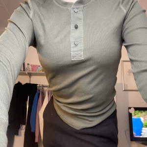 Grön tröja  - En tun grön tröja från Ralph Lauren med knappar. Aldrig använd💖