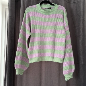 Stickad tröja  - Rosa/ grön randig stickad tröja ifrån SHEIN, strl S, använd några gånger. Bra skick utövrigt