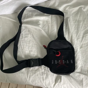 Jordan magväska - En magväska från Jordan i nypris på 399kr som jag inte har använt men säljer för 200. Skick 10/10 kan även tänka mig att byta mot någonting.