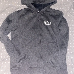 Ea7 armani tröja - Säljer min Ea7 armani tröja då den blivit för liten för mig. Den är knappt använd så den är som ny, storlek S