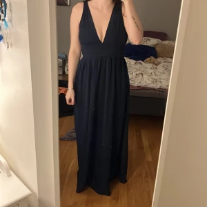 Balklänning - Balklänning från Nelly, endast använd 1 gång, storlek 34. Den ska egentligen var stängd hela ryggen men är svårt att få igen den själv och hade ingen hjälp😅 Men den är alltså stängd i ryggen och har även ett knytband